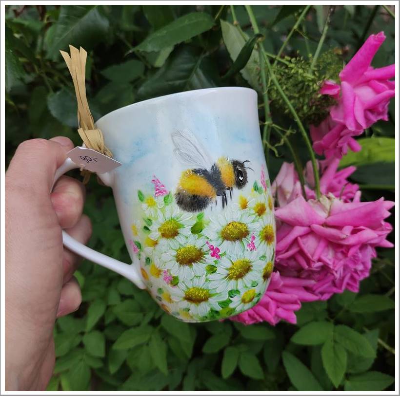 ręcznie malowany porcelanowy kubek z pszczółką i motywem łąki, idealny dla miłośników owadów, miodu i pachnącej łąki, oraz dla miłośników dobrej herbaty lub kawy, pitej w wyjątkowej porcelanie