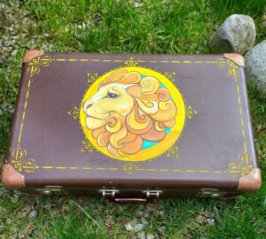 Ręcznie malowana stara walizka, idealny prezent dla miłośników retro drobiazgów